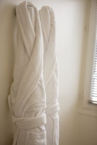 Bathrobe Peignoirs pendus au mur de la salle de bain
